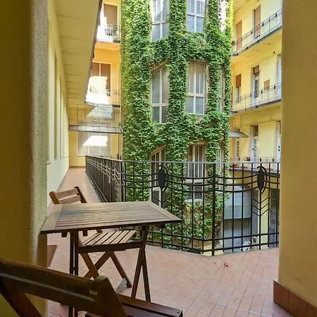 Cute 1Br Apt In Central Budapest - Purple House Exterior photo